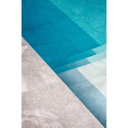 plavecky bazen okraj vonkajsi prirodny zivy kamenny obklad gresova dlazdica dlazba podlaha podlahovy obklad kamenny dojem siva minimalisticka rustikalna elegantna mediteranska kupelna kupel.jpg